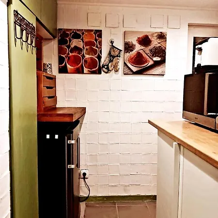 Bica Street Old Bar Into Studio דירה ליסבון